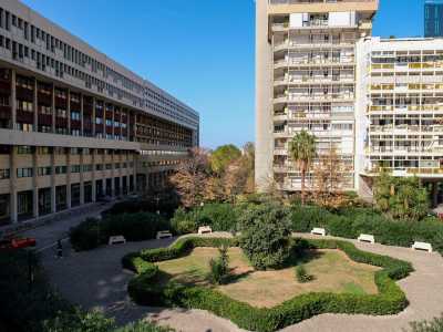 Ci spostiamo ora nella zona retrostante, dominata da un ampio giardino con una geometrica aiuola al centro...
